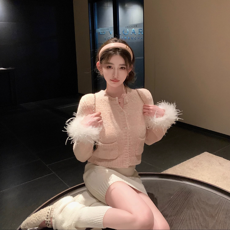 Pr*da千金”早秋高质羊毛混纺+鸵鸟毛自带仙气贵感精致上衣/开衫