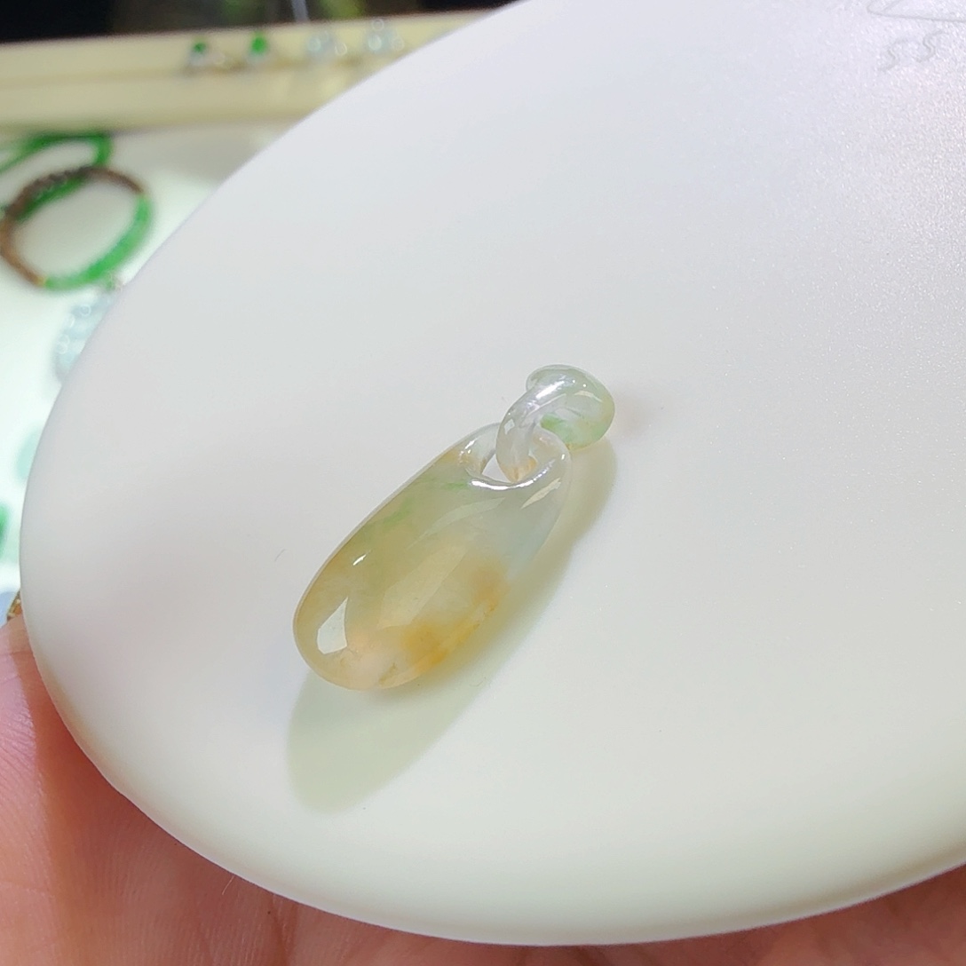 翡翠裸石特色环环相扣