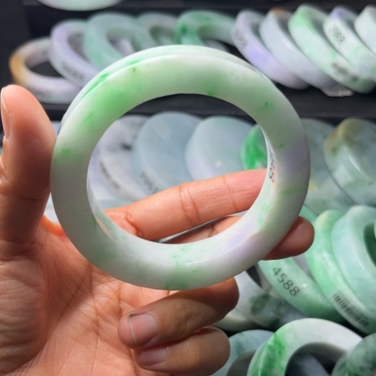 定制翡翠未镶嵌翡翠手镯