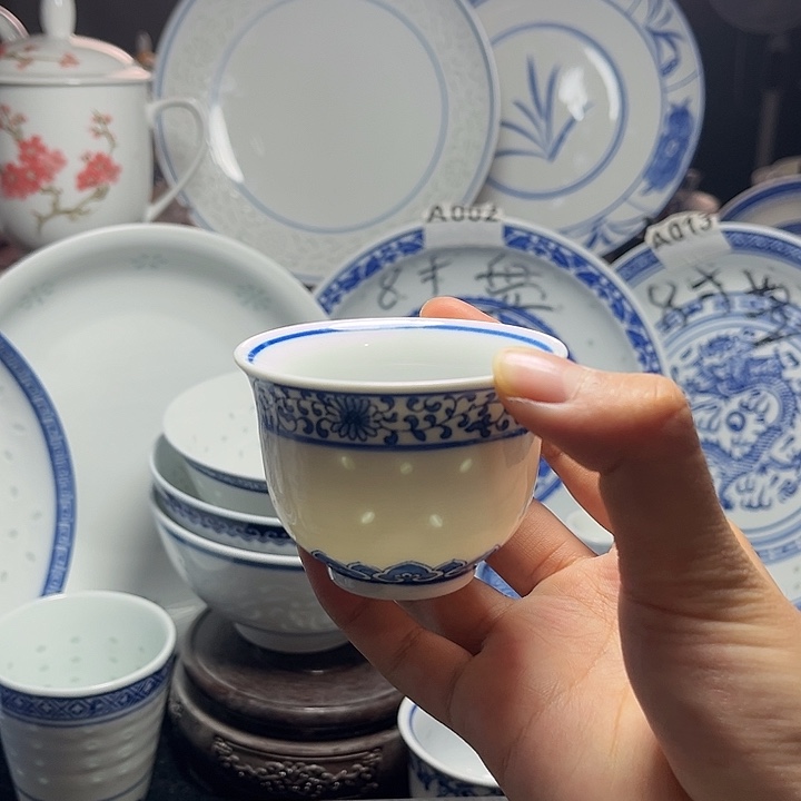 碗青花玲珑山水小茶杯