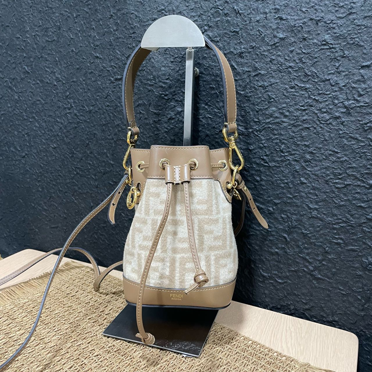 99新 FENDI/芬迪 Fendi芬迪满FF法兰绒水桶包 US5121924