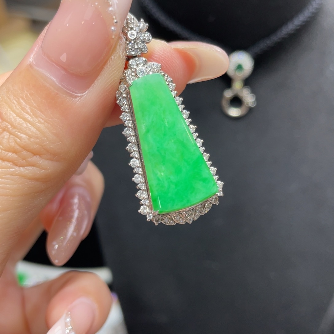 翡翠颈饰18K金镶嵌天然缅甸翡翠a货