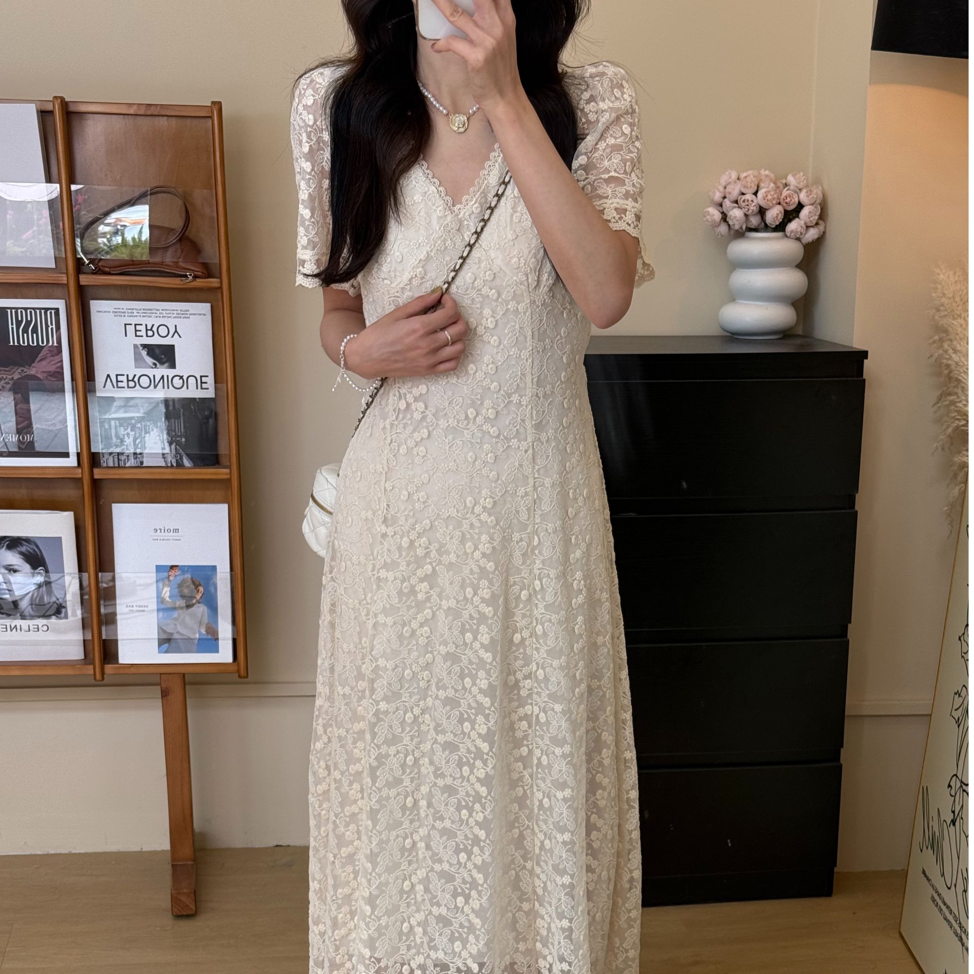 高级感气质v领刺绣短袖款春季新款韩版高腰连衣裙