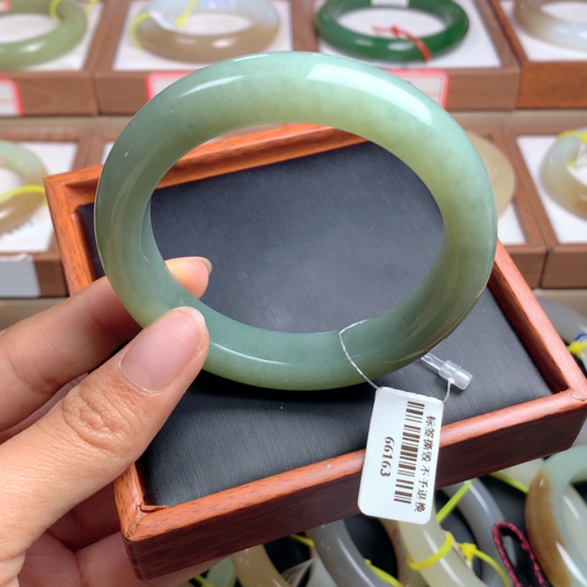 【闪购商品】和田玉手镯未镶嵌56