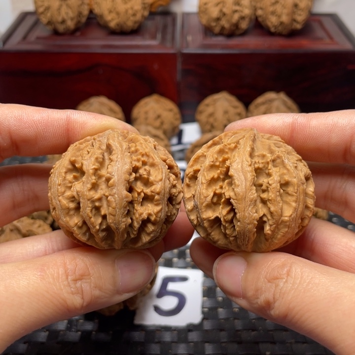 ：***安吊坠文玩核桃秦岭核桃