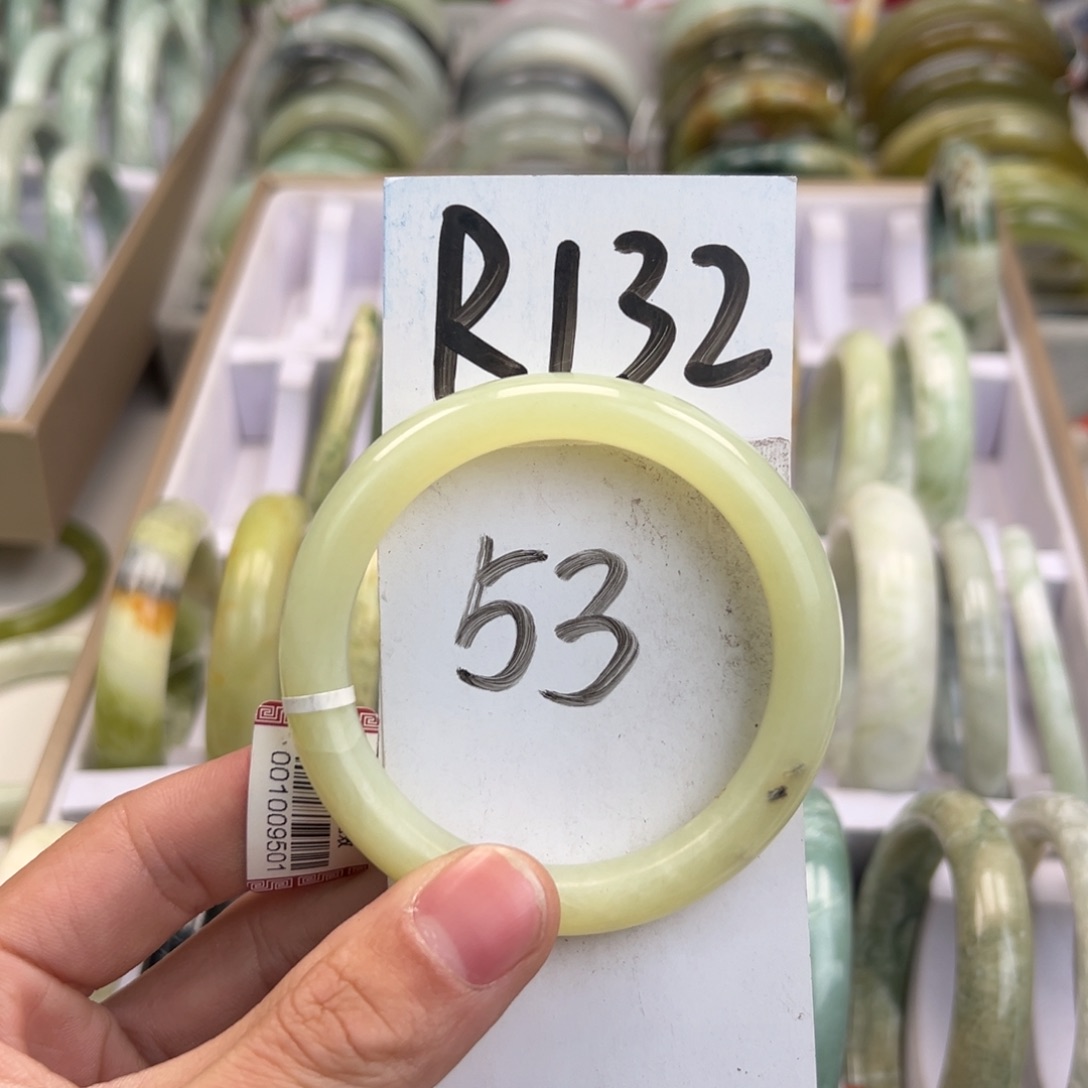 岫玉手镯未镶嵌天然岫玉微瑕，可以正常佩戴