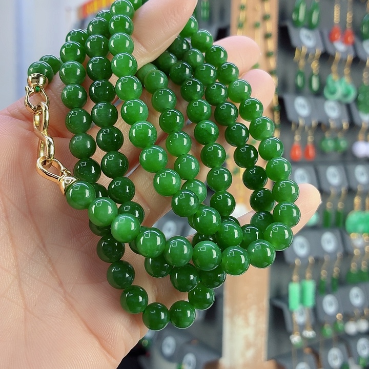 郑***段和田玉未镶嵌项链