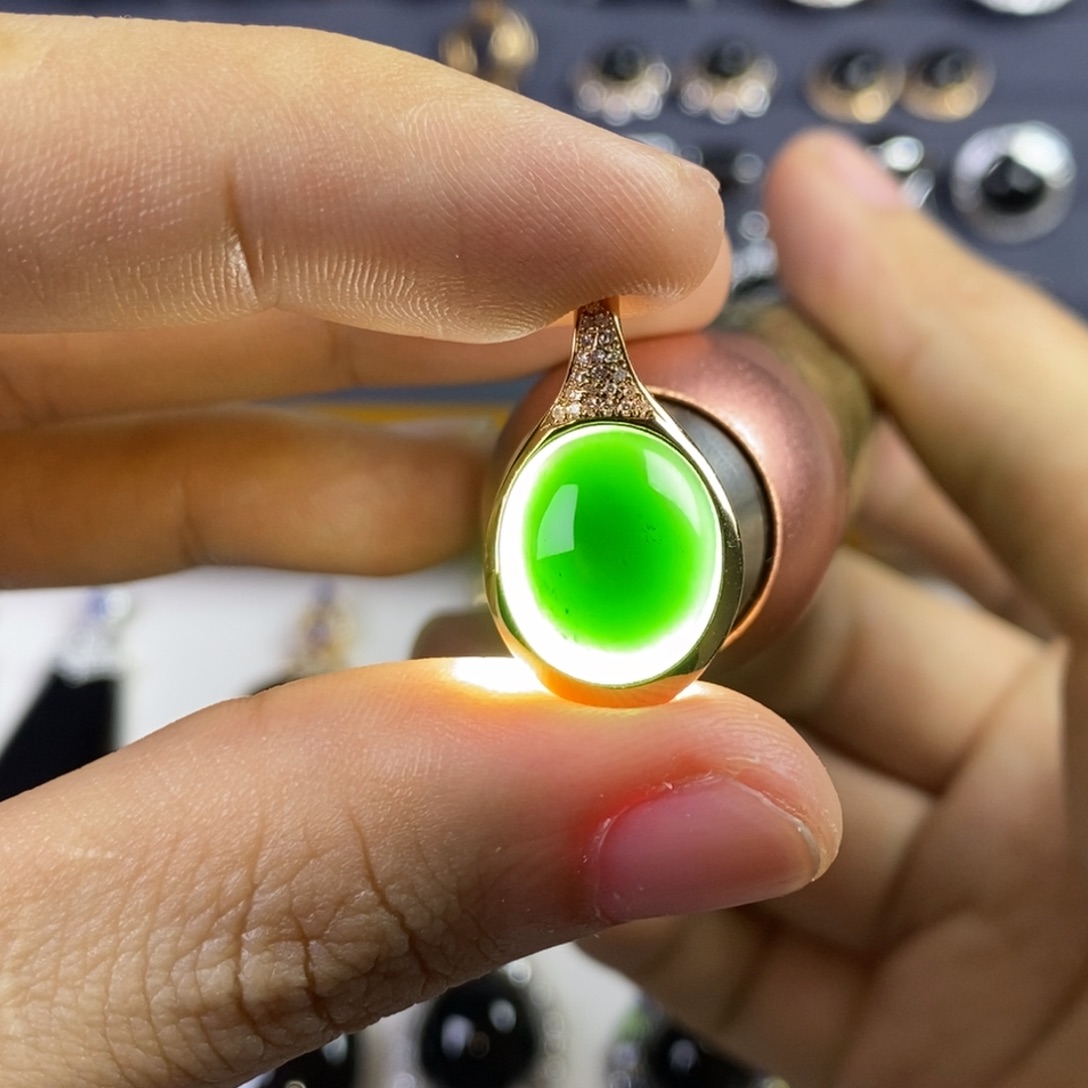 颈饰18K金镶嵌翡翠