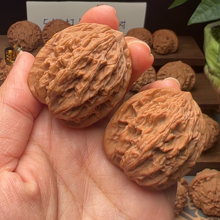 文玩核桃吊坠虎头