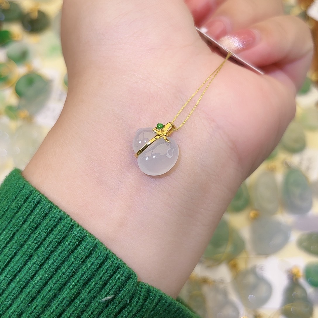 颈饰18K金镶嵌翡翠葫芦