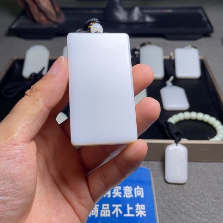 赫***赫和田玉未镶嵌颈饰