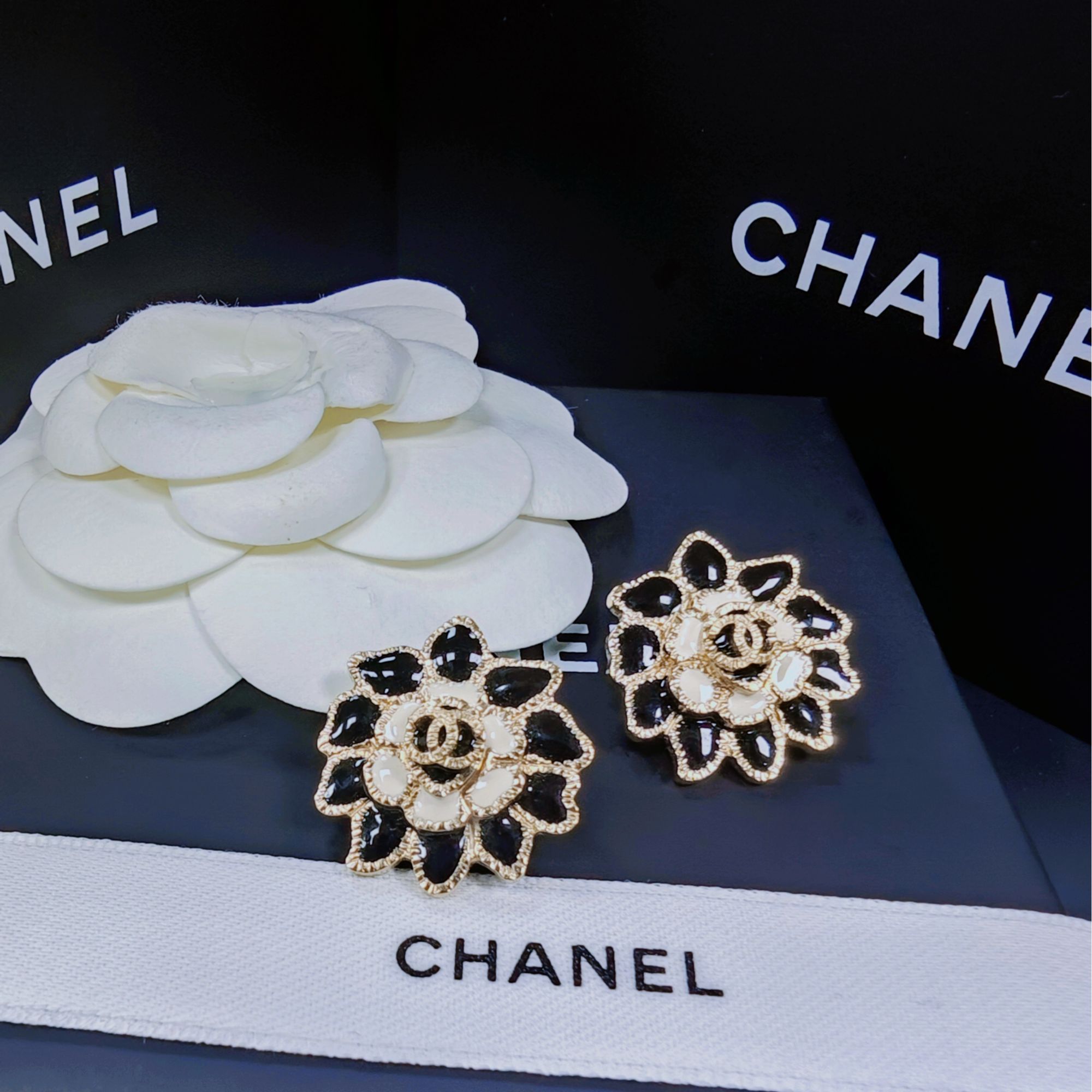 未使用 Chanel/香奈儿 耳钉气质百搭时尚法式经典黑色复古花朵