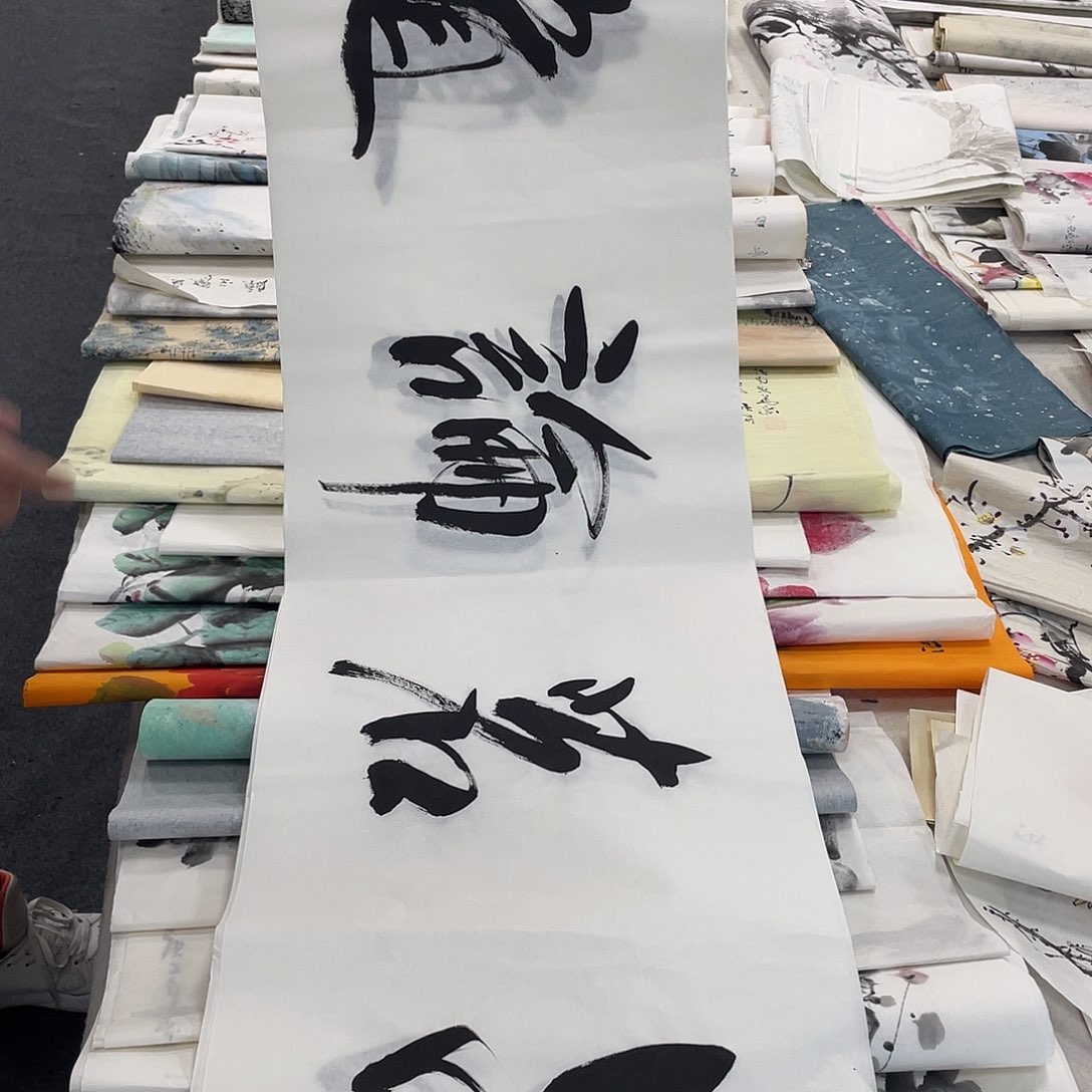 国画卖画的小帅哥