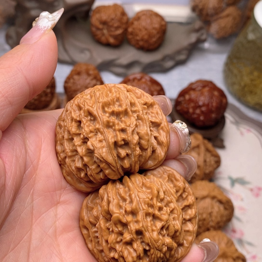 【闪购商品】文玩核桃把件?**皇楼子