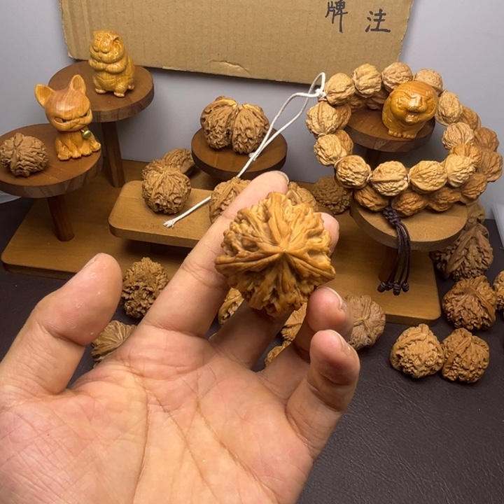 熬***狗桃核吊坠小众大三棱
