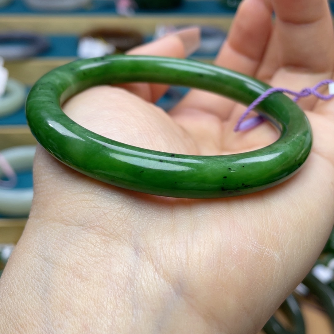 和田玉手镯57圈口。编号25未镶嵌