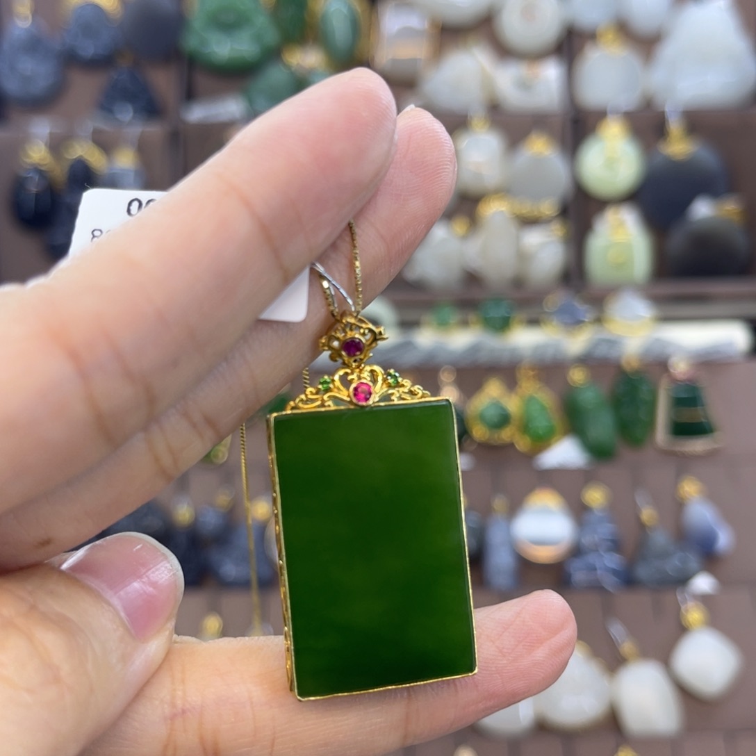 和田玉18K金镶嵌吊坠