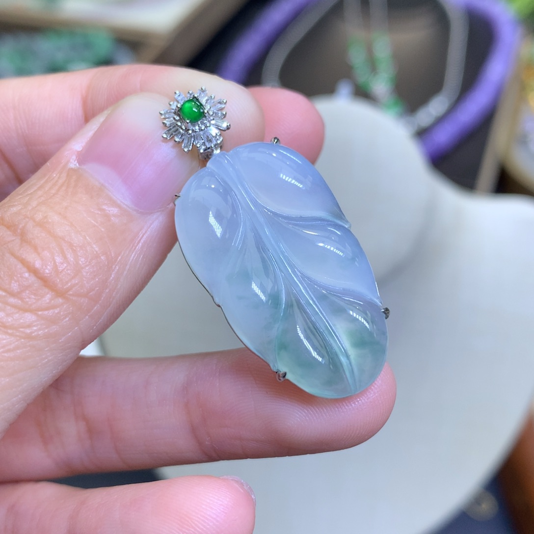 颈饰18K金镶嵌翡翠