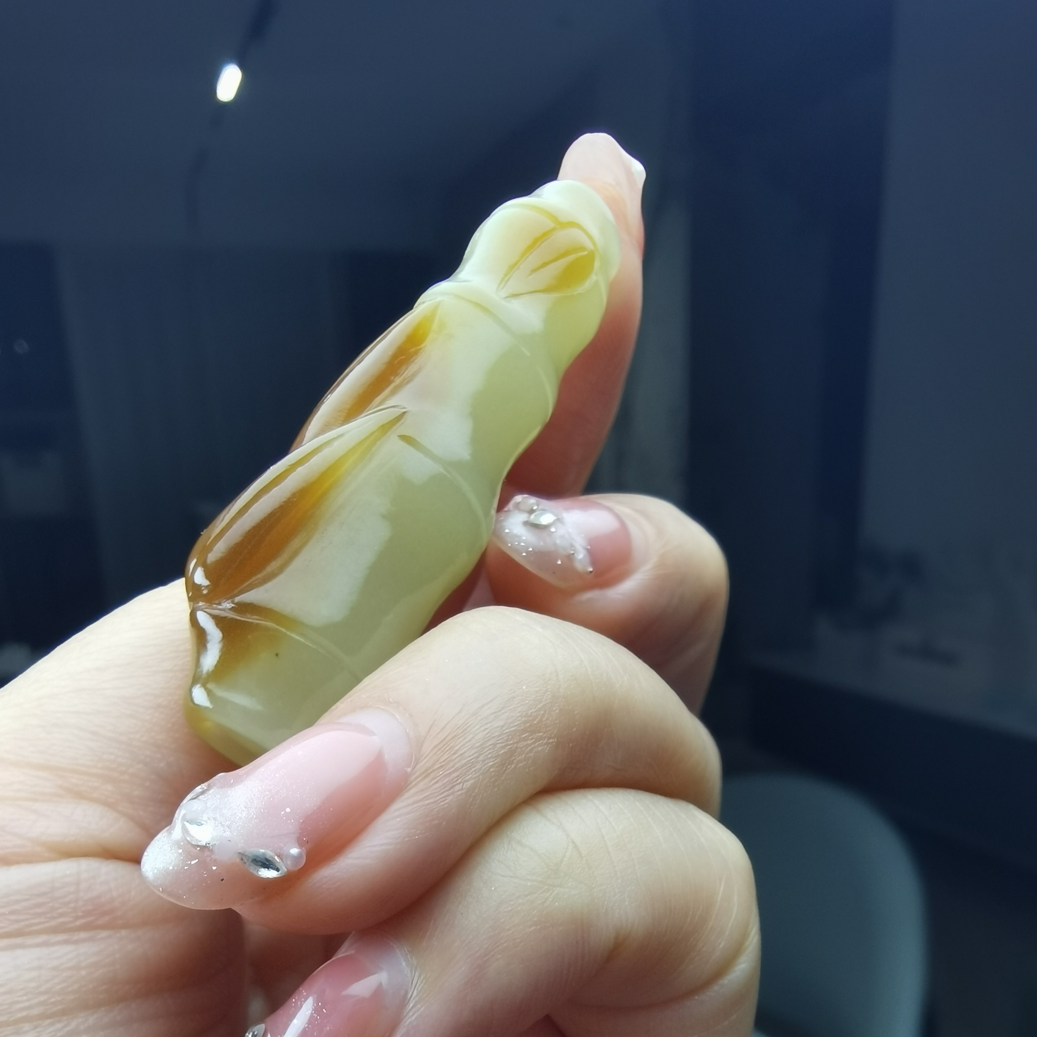 新疆和田玉且末糖立体雕刻节节高