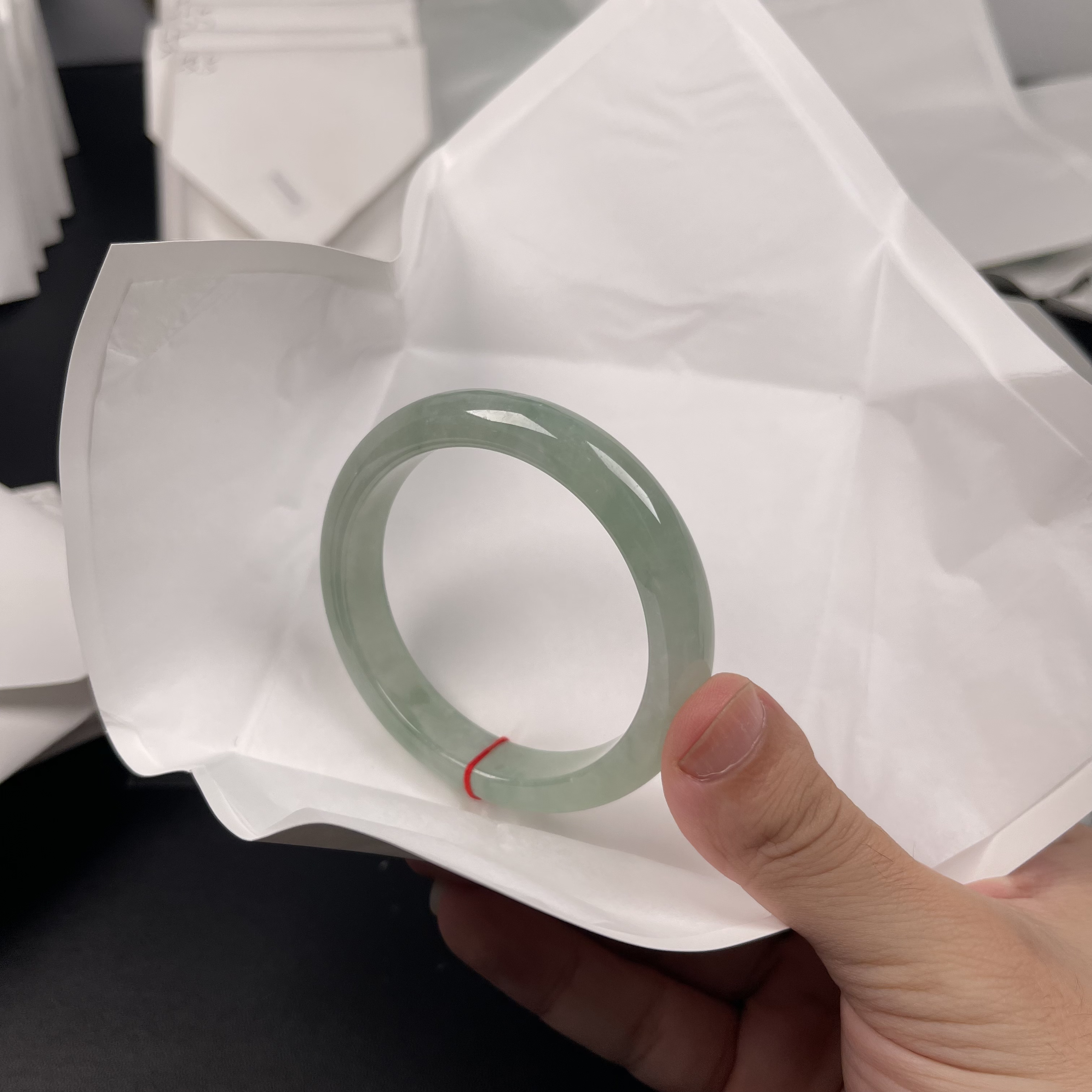 大拇指天然翡翠A货手镯冰晴底种水绿点手镯