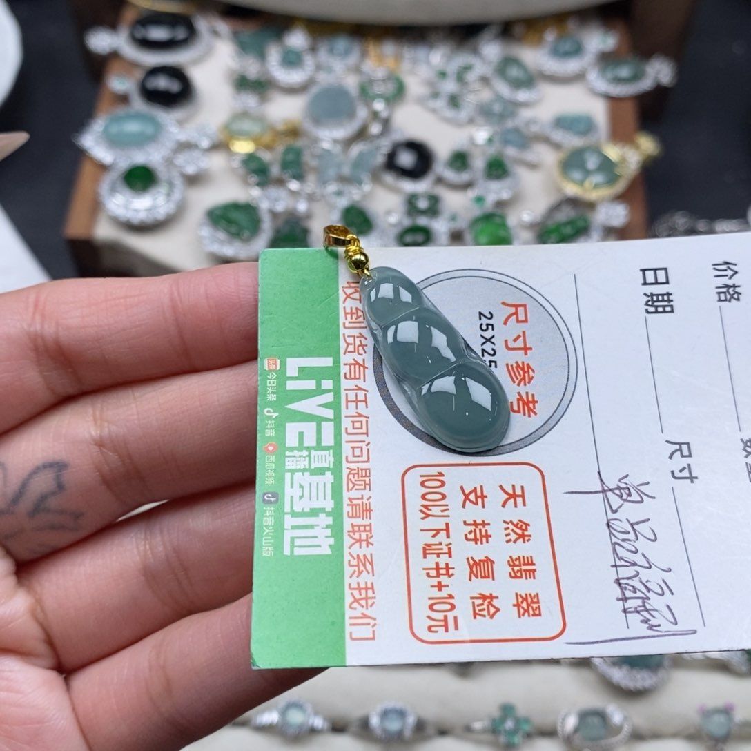 翡翠颈饰未镶嵌翡翠