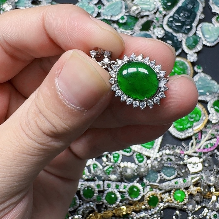 翡翠颈饰未镶嵌天然A货翡翠放漏