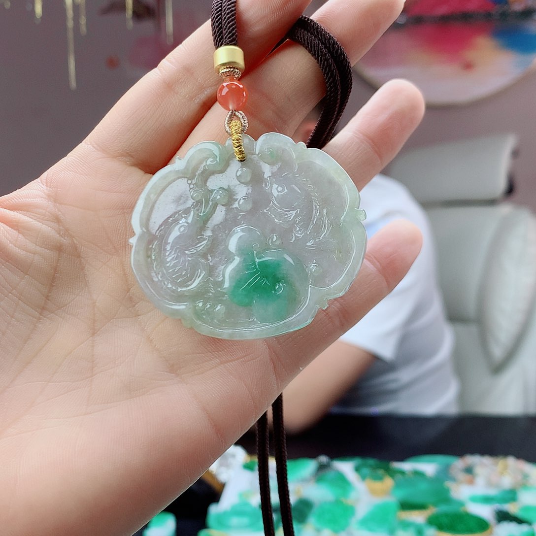 翡翠未镶嵌吊坠(赠链)