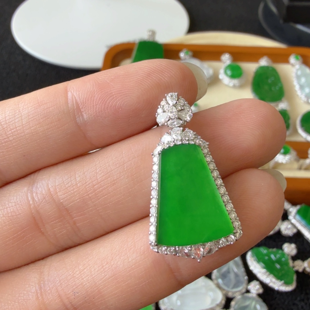 翡翠18K金镶嵌颈饰吊坠