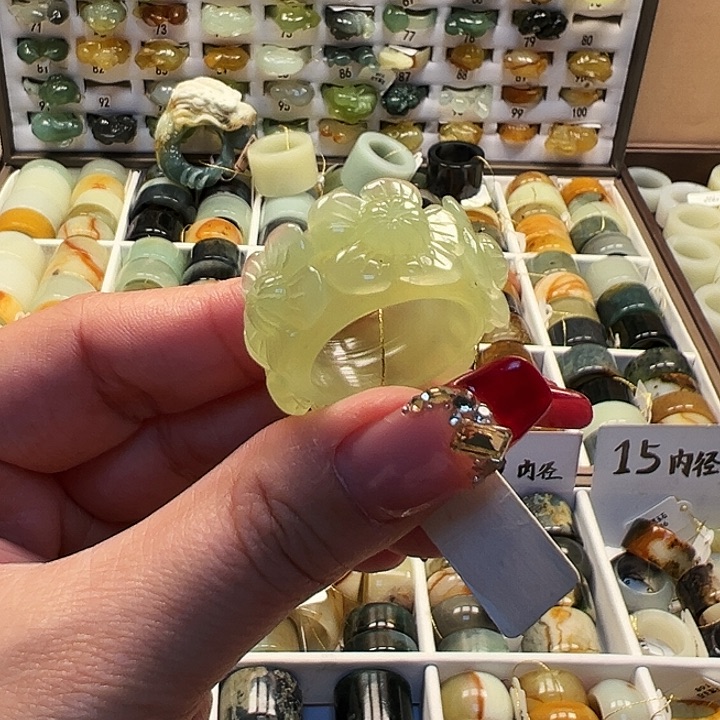 蛇纹石玉戒指未镶嵌内径19（五福梅花）