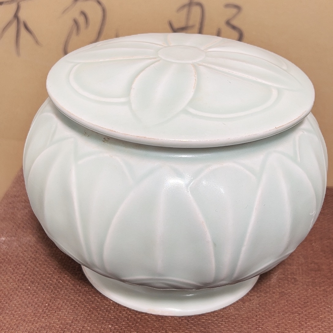 扎***累摆件陶空心的玻璃墙是由钢板