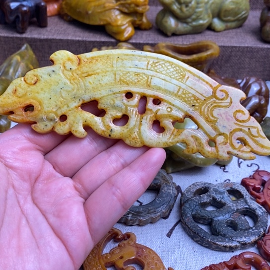 蛇纹石玉未镶嵌颈饰