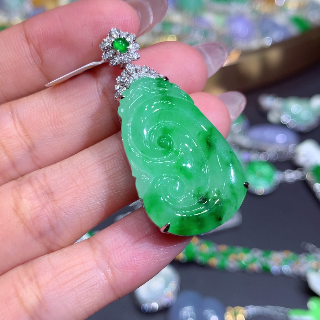 翡翠吊坠(赠链)18K金镶嵌