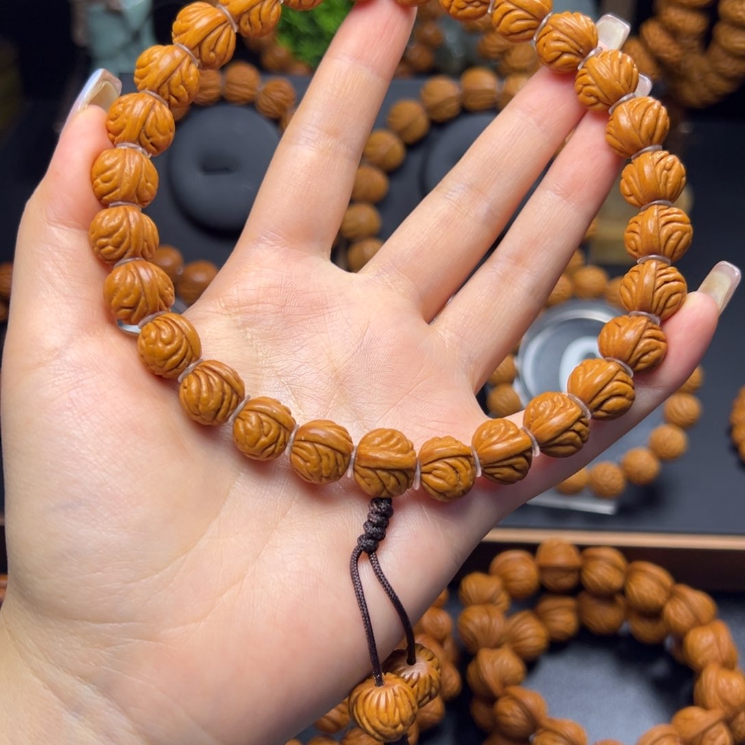 桃核手串小龙纹13手持