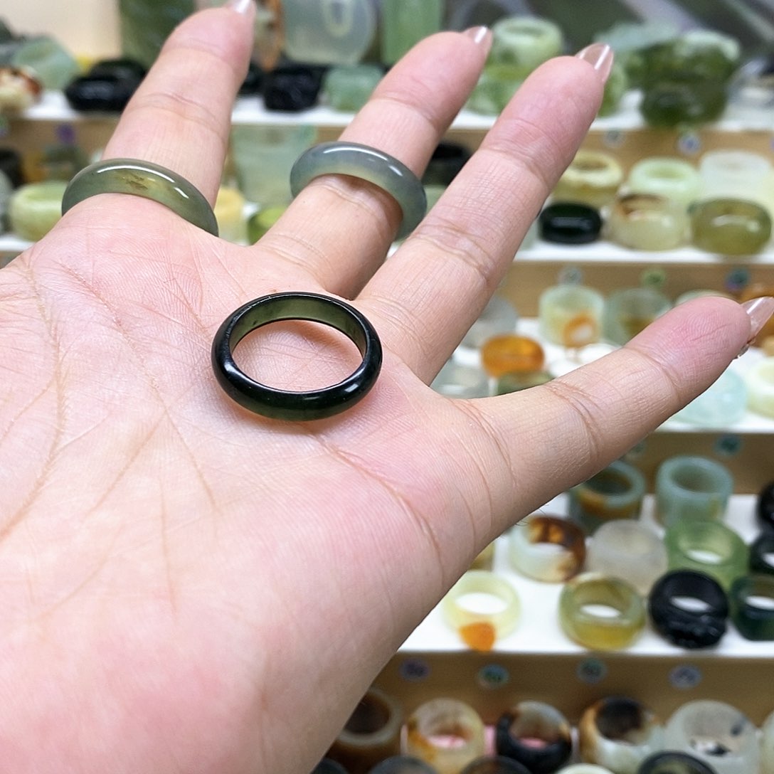 岫玉未镶嵌天然玉石千*姐