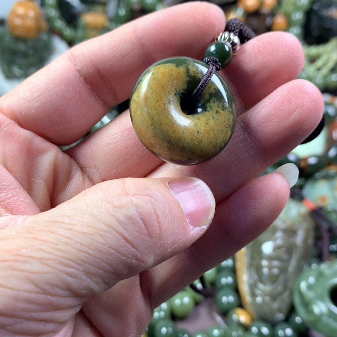 透闪石质玉挂件未镶嵌大**$