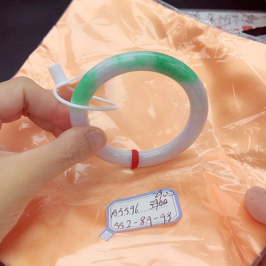 翡翠手镯未镶嵌翡翠