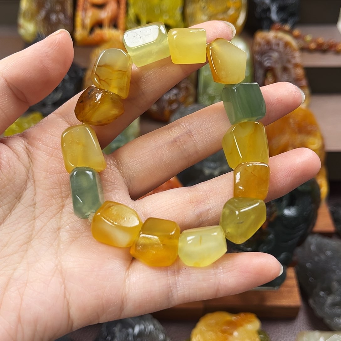 蛇纹石玉颈饰未镶嵌