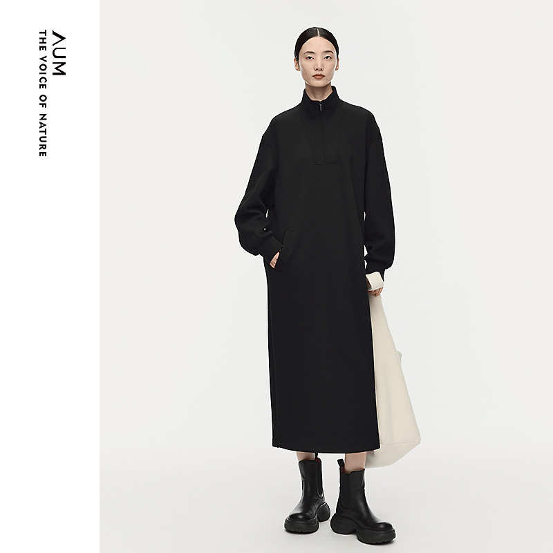 AUM秋新品老钱风H型直筒黑色空气层宽松休闲长款连衣裙M1FZ40076