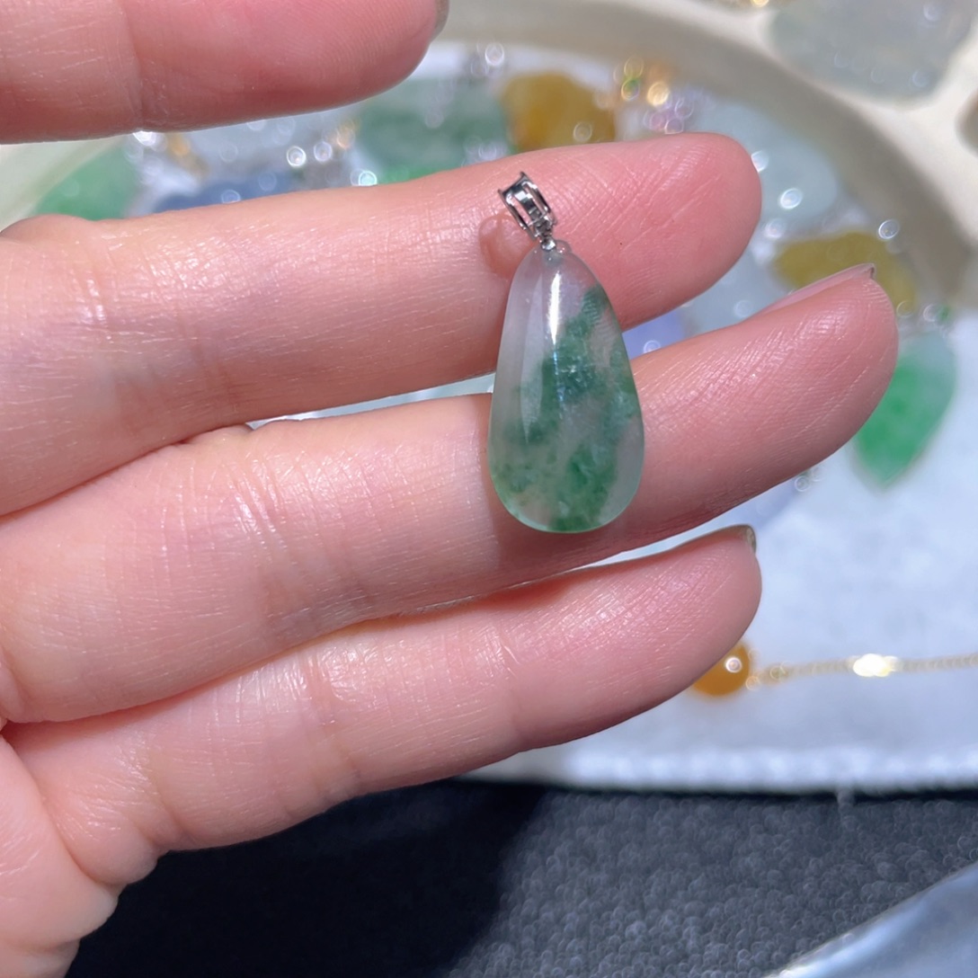 翡翠颈饰18K金镶嵌翡翠