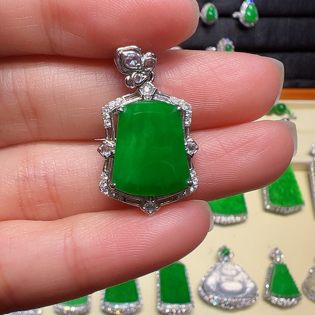 翡翠颈饰18K金镶嵌吊坠