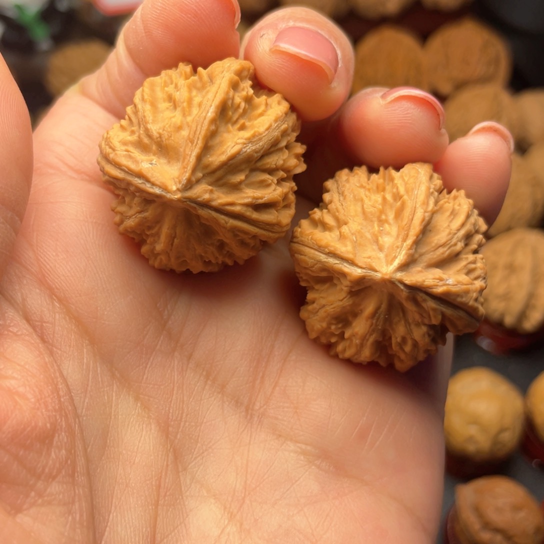 文玩核桃把件在***—核桃