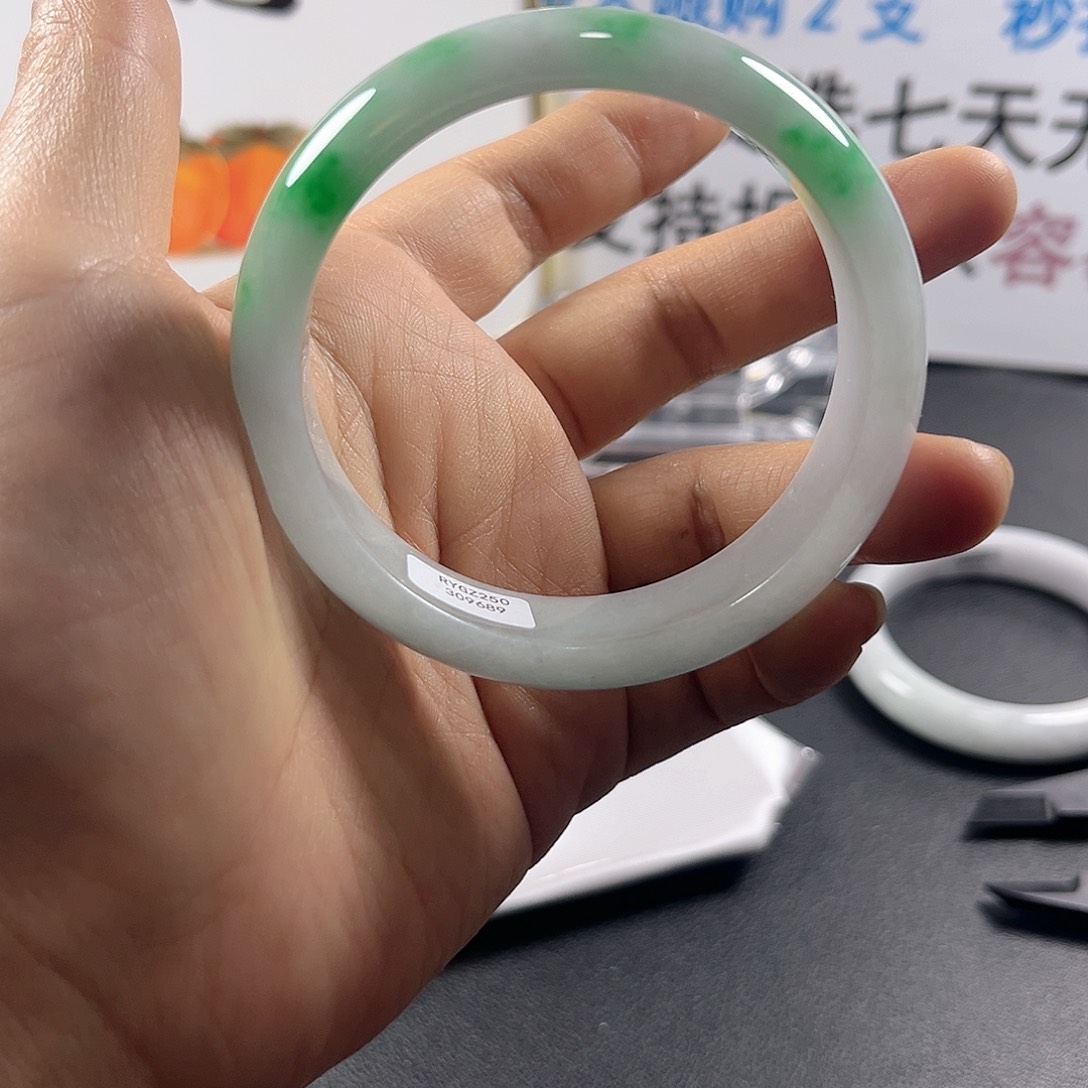 以实物为准，拍哪个发哪个