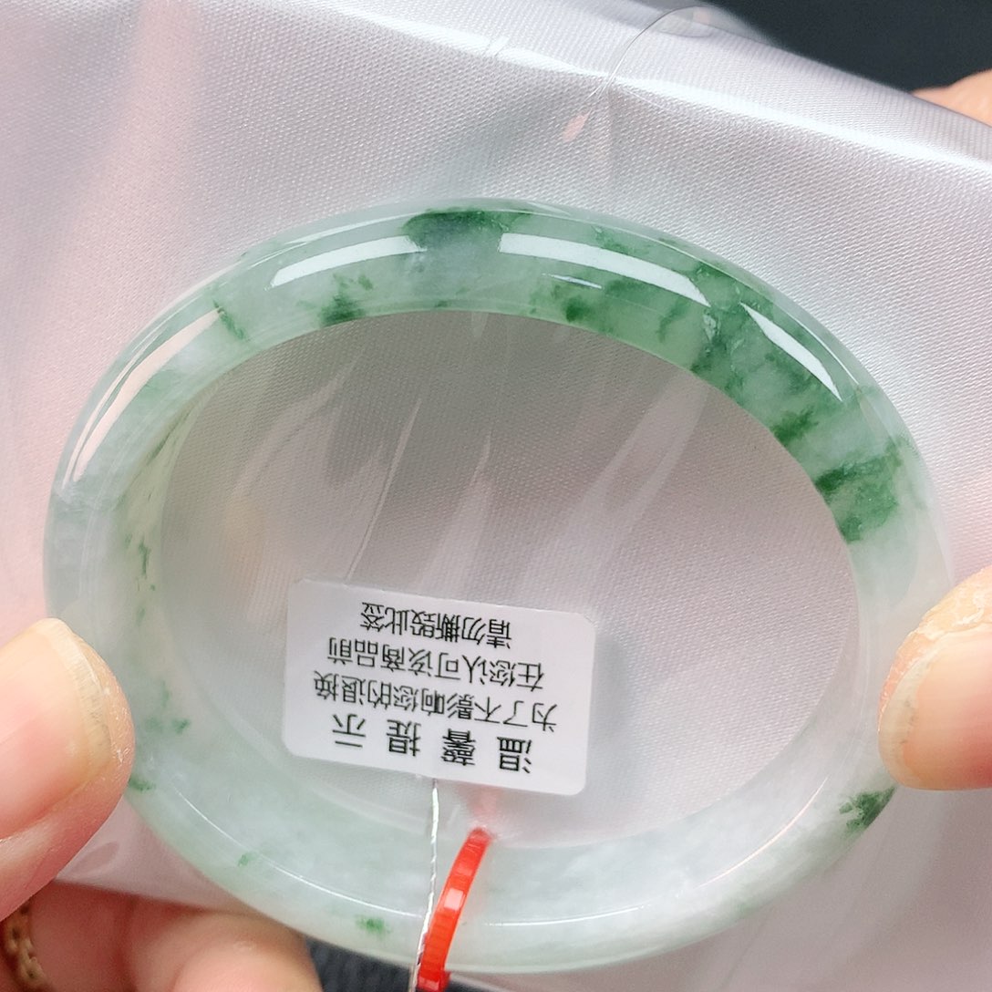翡翠手镯未镶嵌54贵