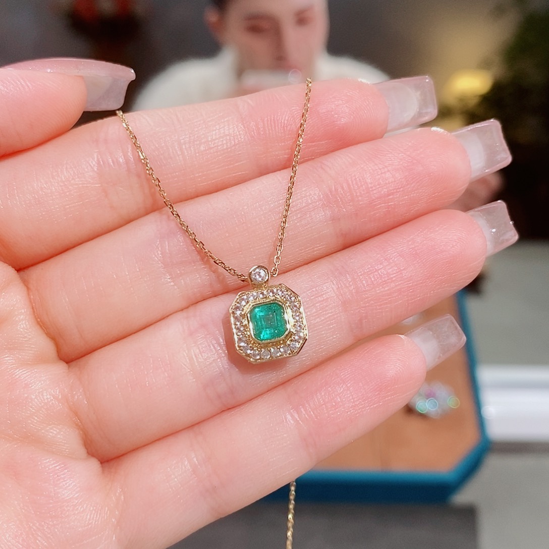 祖母绿颈饰18K金镶嵌0.52ct