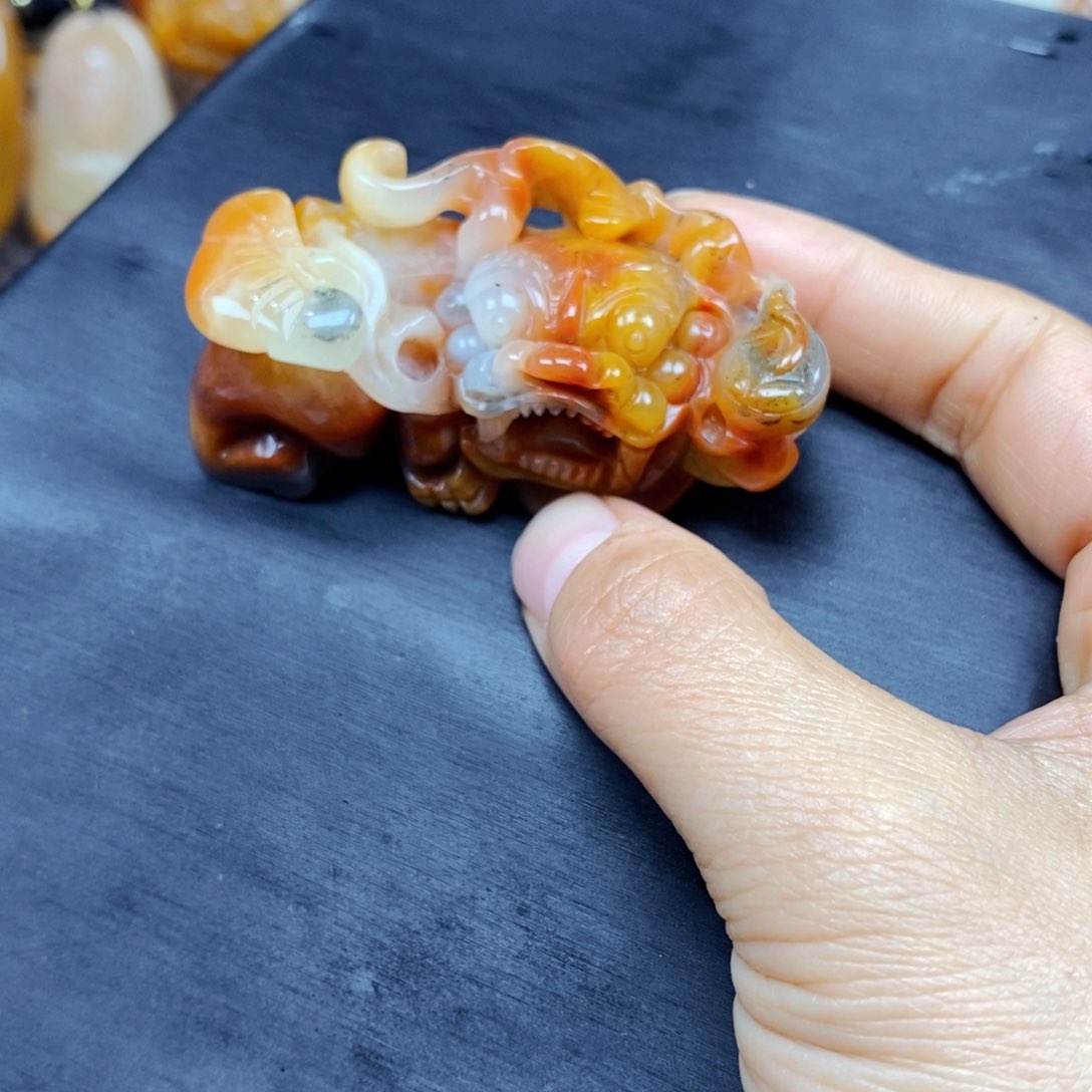 石英质玉（黄龙玉）颈饰未镶嵌