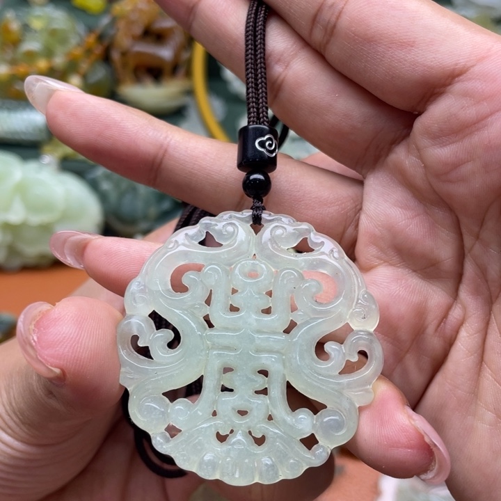 蛇纹石玉未镶嵌颈饰