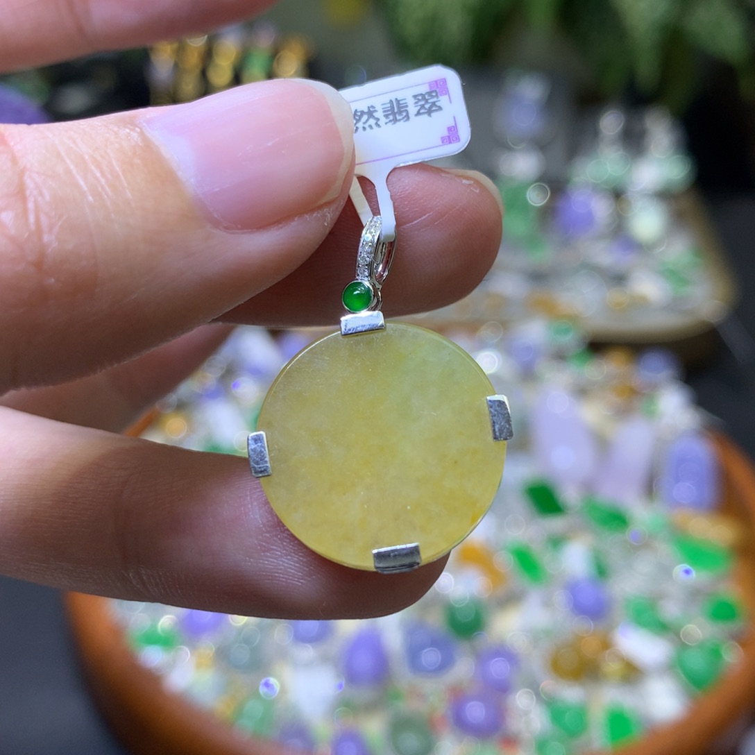 颈饰18K金镶嵌翡翠