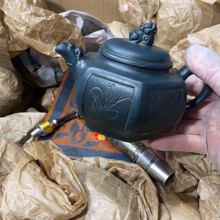 紫砂茶壶原矿泥料手工制作的一把紫砂壶。