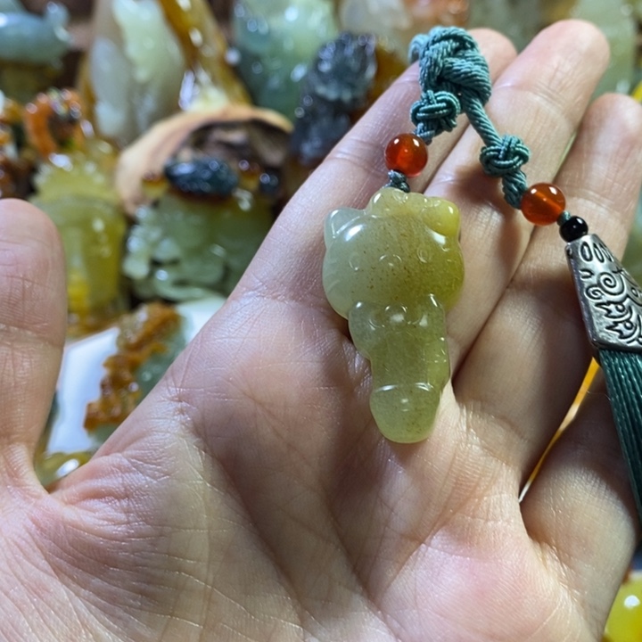 蛇纹石玉未镶嵌颈饰