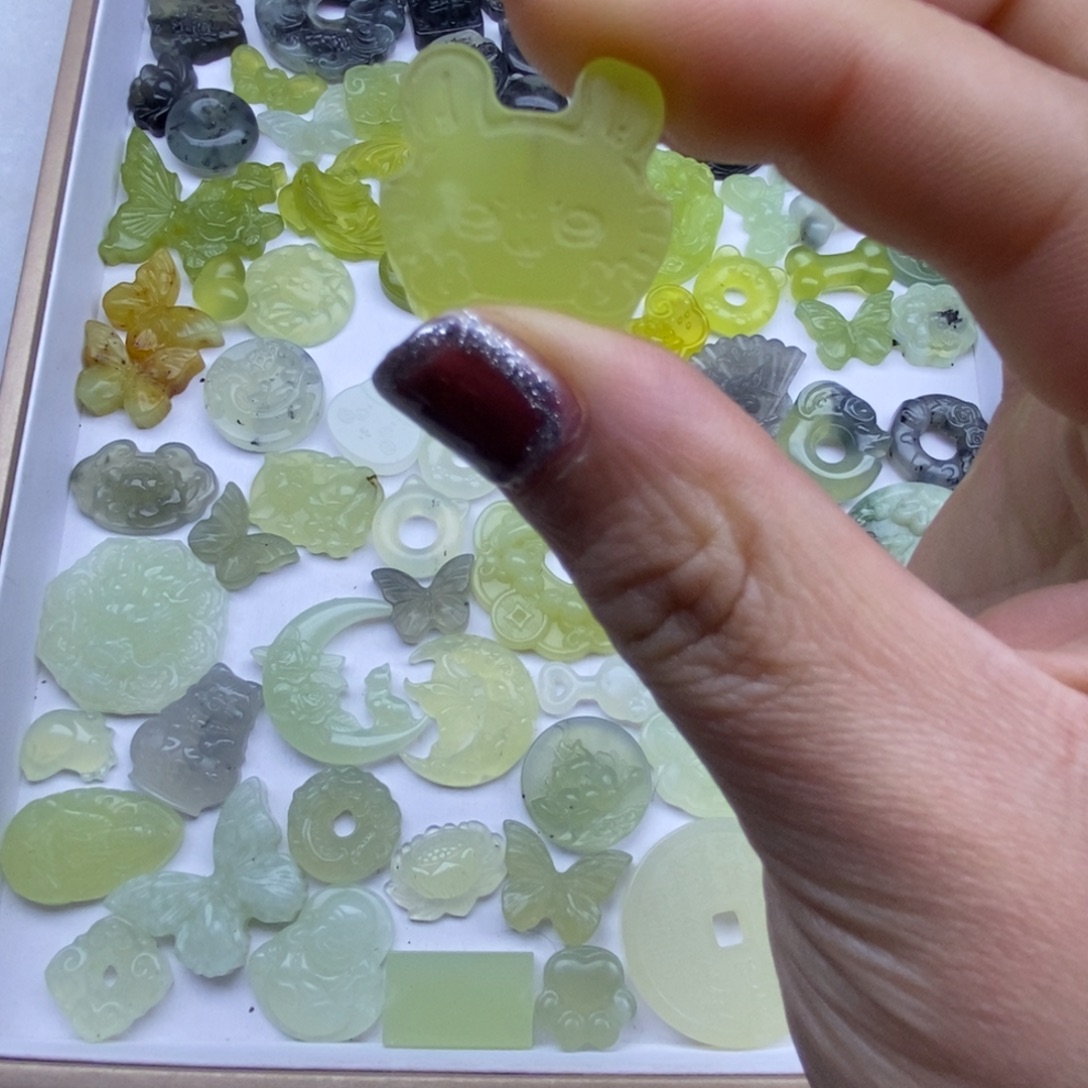 蛇纹石玉未镶嵌颈饰